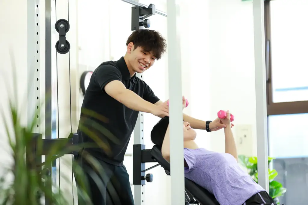 男性トレーナーと女性会員