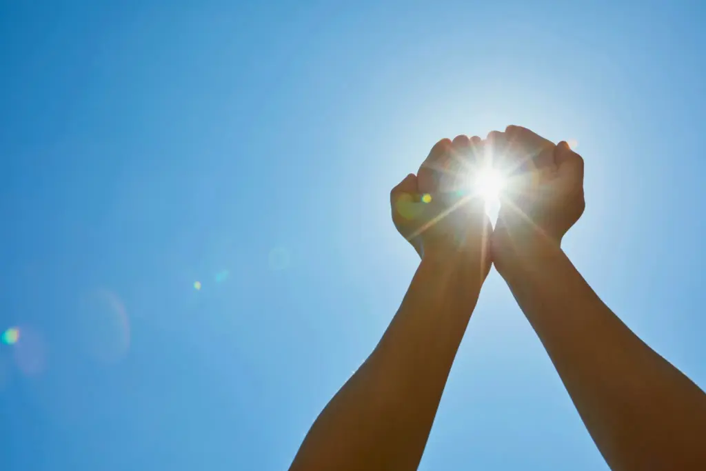 明るく前向きな未来をイメージした風景や人物のシルエット