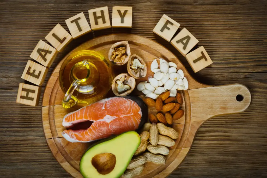 良質な脂質を含む食品のイメージ（アボカド・ナッツ・サーモンなど）