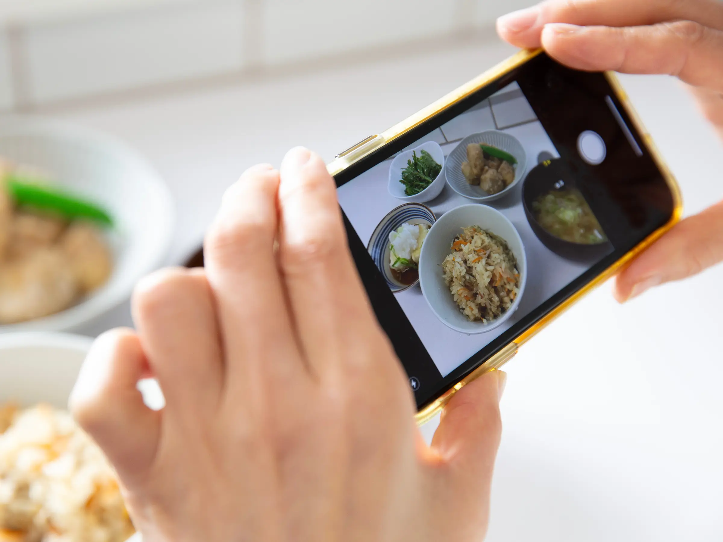 食事の撮影をするイメージ